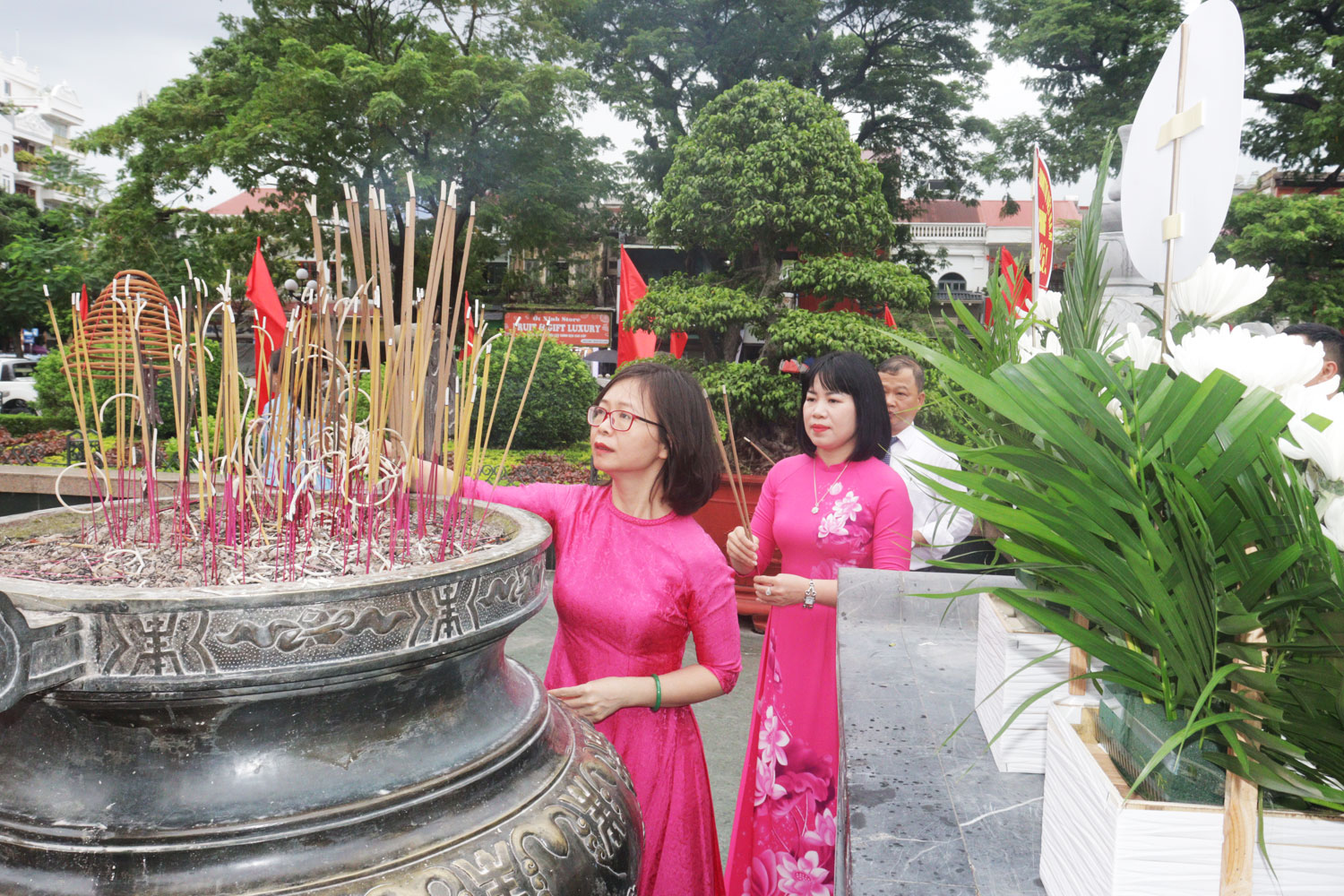 Đoàn dâng hương tại Tượng đài Nữ tướng Lê Chân. Đoàn dâng hương tại Tượng đài Nữ tướng Lê Chân.