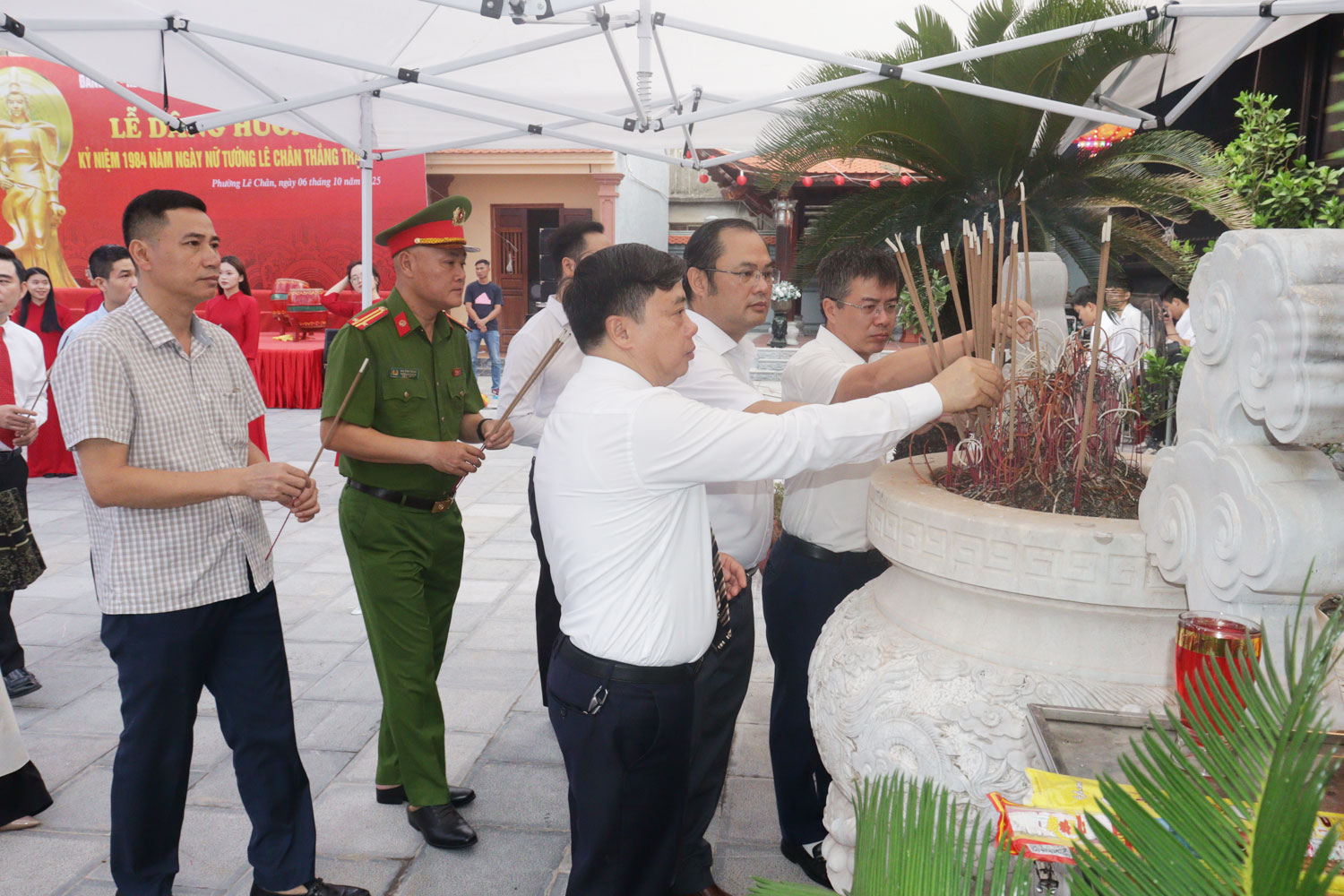 Đoàn dâng hương tại di tích Đình An Biên. Đoàn dâng hương tại di tích Đình An Biên.