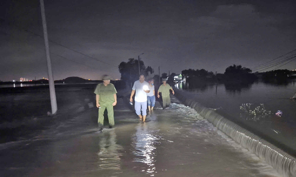 Lực lượng chức năng phường Vân Hà tuần tra đêm tại khu vực đê bối. Lực lượng chức năng phường Vân Hà tuần tra đêm tại khu vực đê bối.