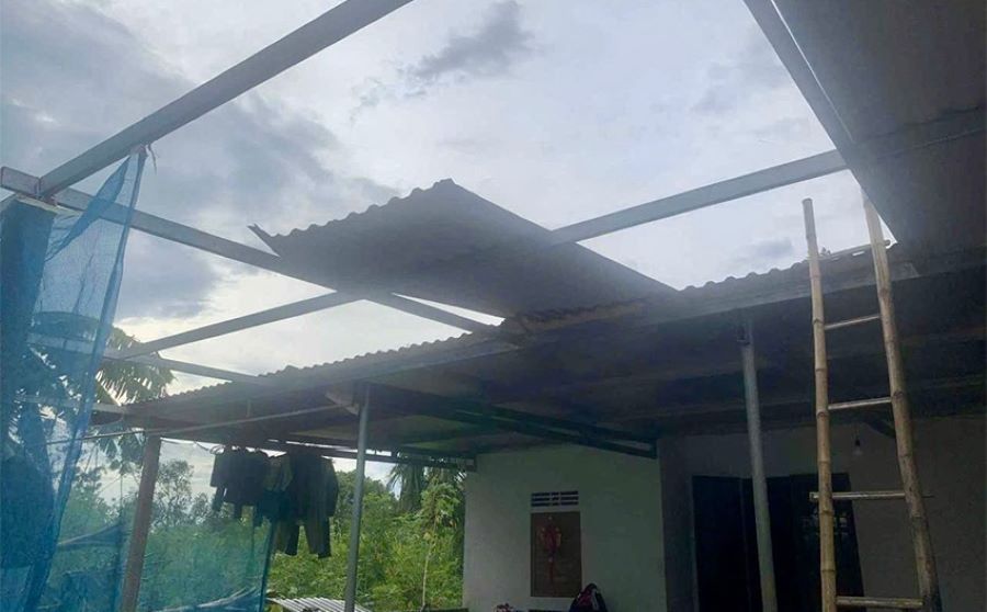 Lốc xoáy khiến tốc mái che của một hộ dân.