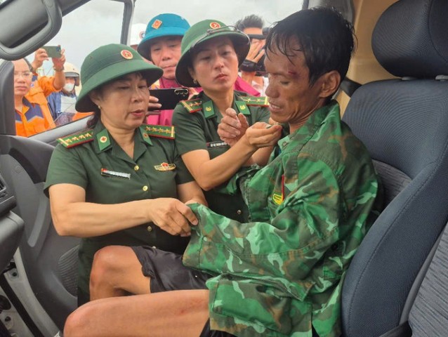 Lực lượng chức năng hỗ trợ chăm sóc sức khỏe các thuyền viên.