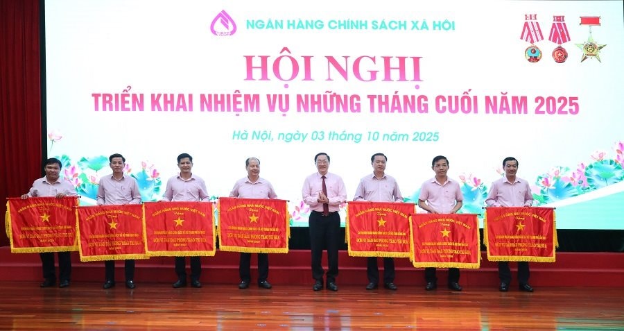 Tổng Giám đốc Dương Quyết Thắng trao tặng Cờ thi đua của NHNN năm 2024 cho các đơn vị trong hệ thống NHCSXH Tổng Giám đốc Dương Quyết Thắng trao tặng Cờ thi đua của NHNN năm 2024 cho các đơn vị trong hệ thống NHCSXH
