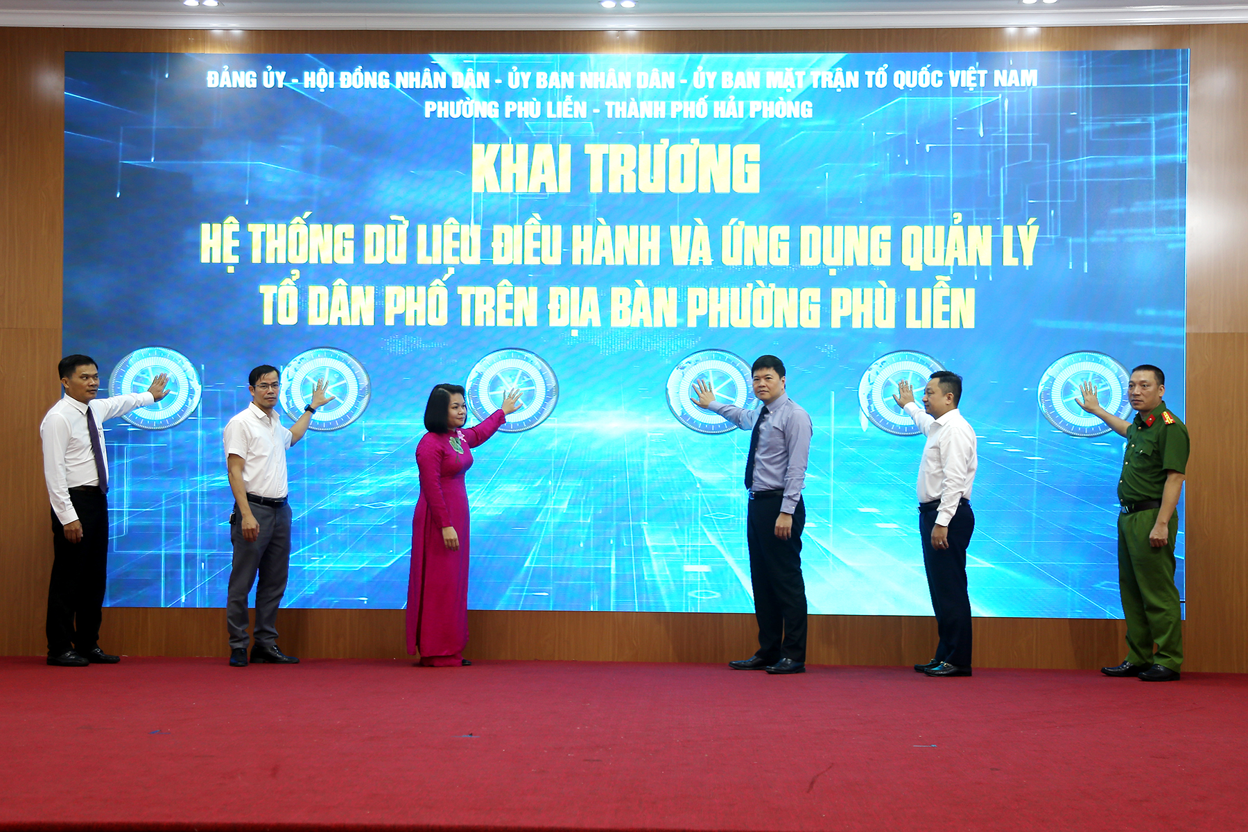 Đại biểu thực hiện nghi thức nhấn nút khai trương Hệ thống dữ liệu điều hành và ứng dụng quản lý Tổ dân phố.