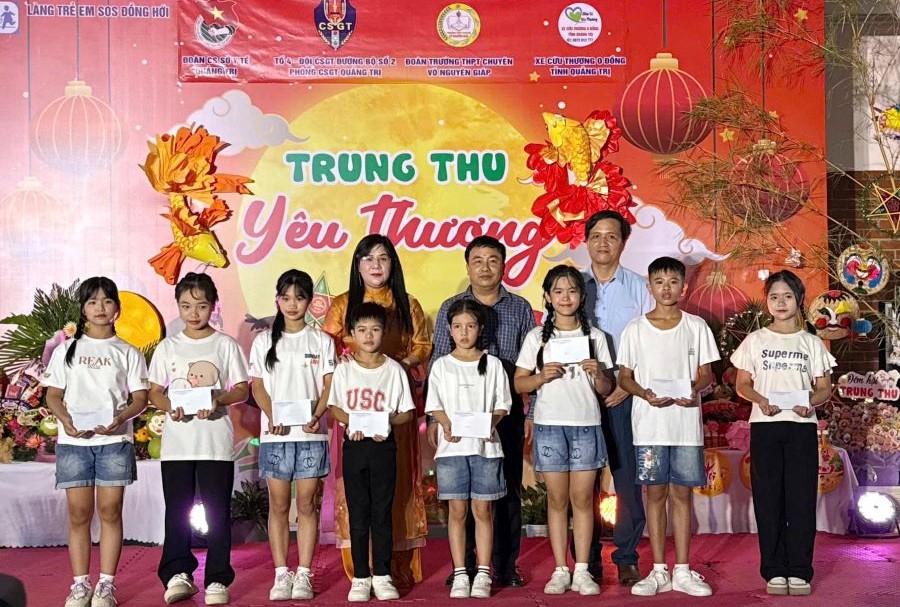 Đại diện lãnh đạo Sở Y tế thăm, tặng quà Trung thu, động viên các cháu thiếu nhi Làng Trẻ em SOS Đồng Hới.