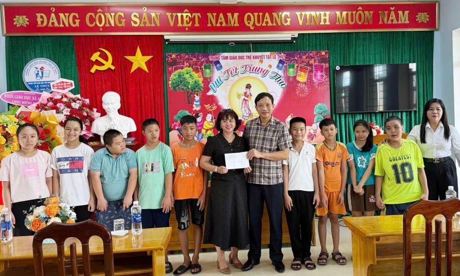 Sở Y tế Quảng Trị thăm, tặng quà trẻ có hoàn cảnh đặc biệt, trẻ khuyết tật,