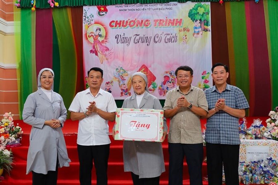 Hà Tĩnh: Lãnh đạo tỉnh chung vui và tặng quà Trung thu cho trẻ khuyết tật