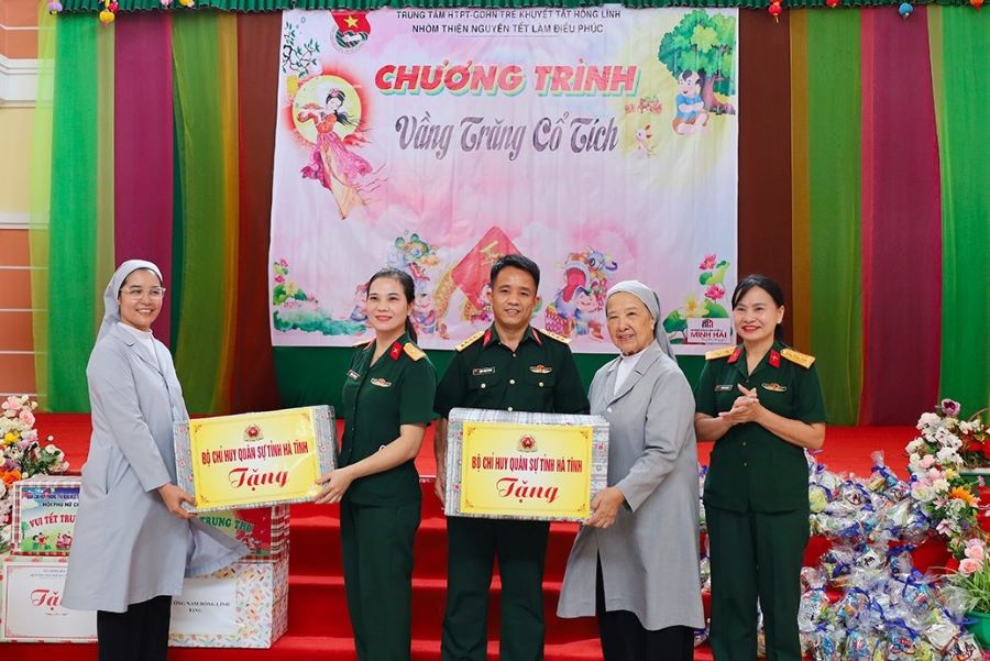 Đại diện Bộ Chỉ huy Qu&acirc;n sự tỉnh H&agrave; Tĩnh tặng qu&agrave; cho c&aacute;c em.