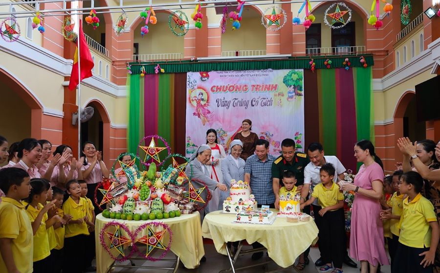 Đại diện c&aacute;c ng&agrave;nh, đơn vị tham gia ph&aacute; cỗ Trung thu c&ugrave;ng c&aacute;c em tại trung t&acirc;m.