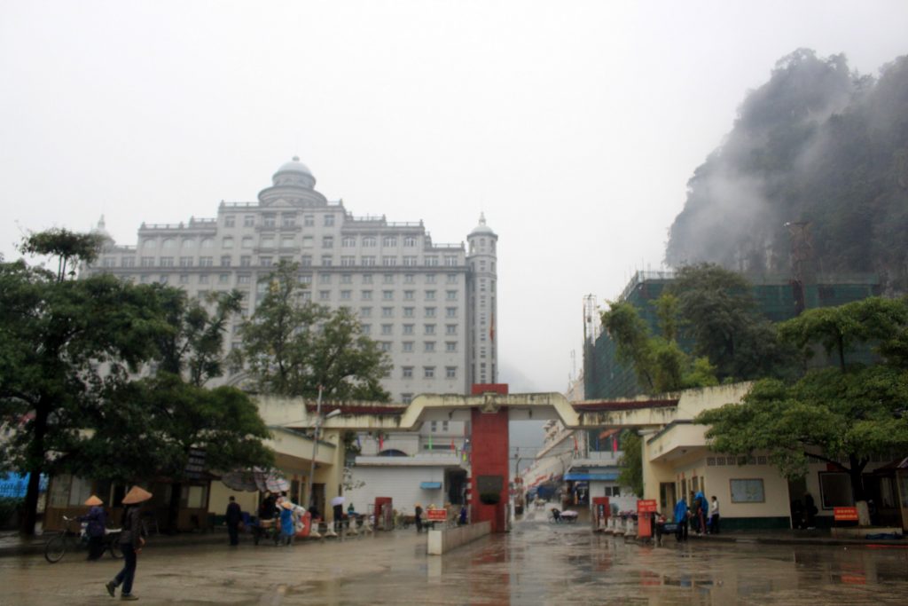 Các phương tiện thông quan tại cửa khẩu Tân Thanh (Lạng Sơn). Ảnh: KT