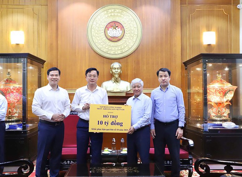 Chủ tịch Ủy ban Trung ương MTTQ Việt Nam Đỗ Văn Chiến tiếp nhận 10 tỷ đồng của Tập đoàn Công nghiệp Than - Khoáng sản Việt Nam ủng hộ đồng bào các địa phương khắc phục hậu quả bão số 10- Ảnh: VGP/Toàn Thắng