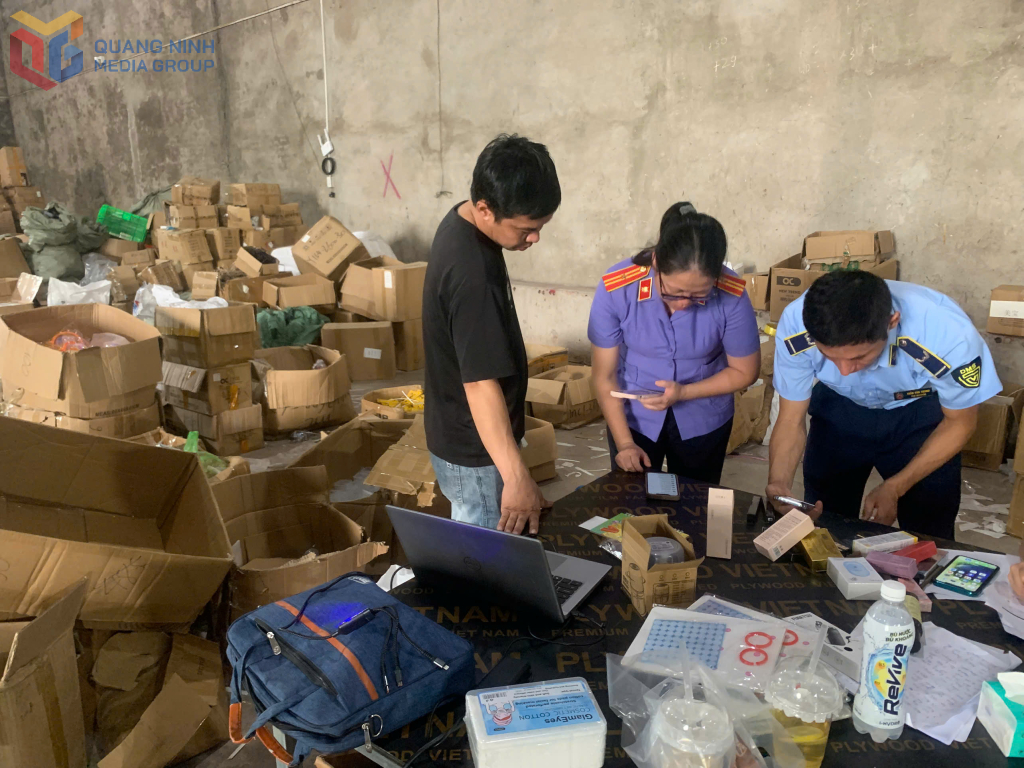 Đội QLTT số 1, Cục QLTT tỉnh Quảng Ninh phối hợp với Viện Kiểm sát khám xét kho hàng vi phạm tại phường Móng Cái 3.