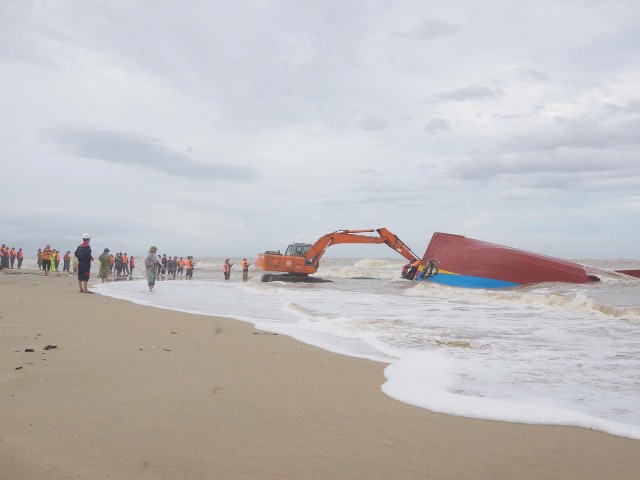 Lực lượng chức năng tiến hành trục vớt tàu gặp nạn.