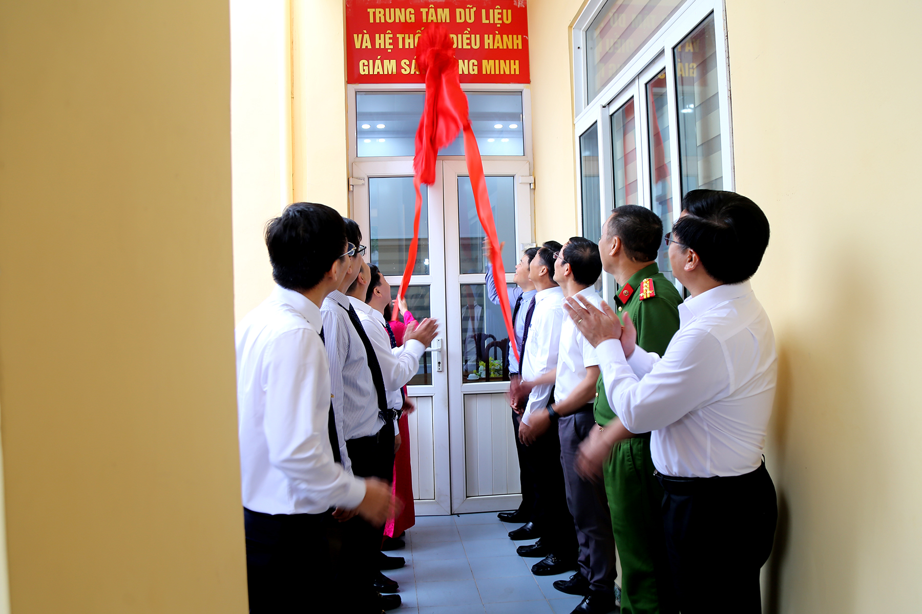 Gắn biển Trung tâm dữ liệu và Hệ thống điều hành giám sát thông minh.