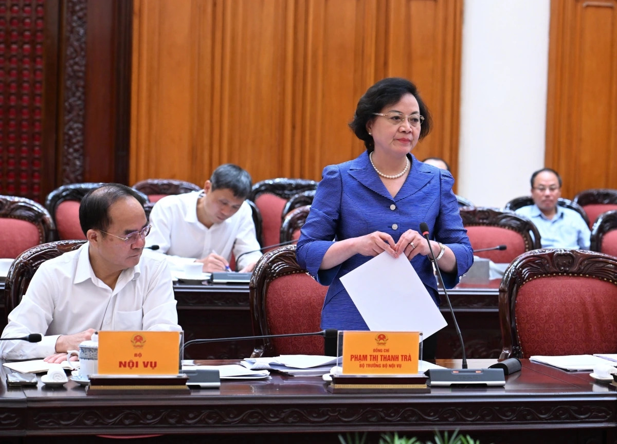 Bộ trưởng Bộ Nội vụ Phạm Thị Thanh Trà báo cáo tại phiên họp Bộ trưởng Bộ Nội vụ Phạm Thị Thanh Trà báo cáo tại phiên họp