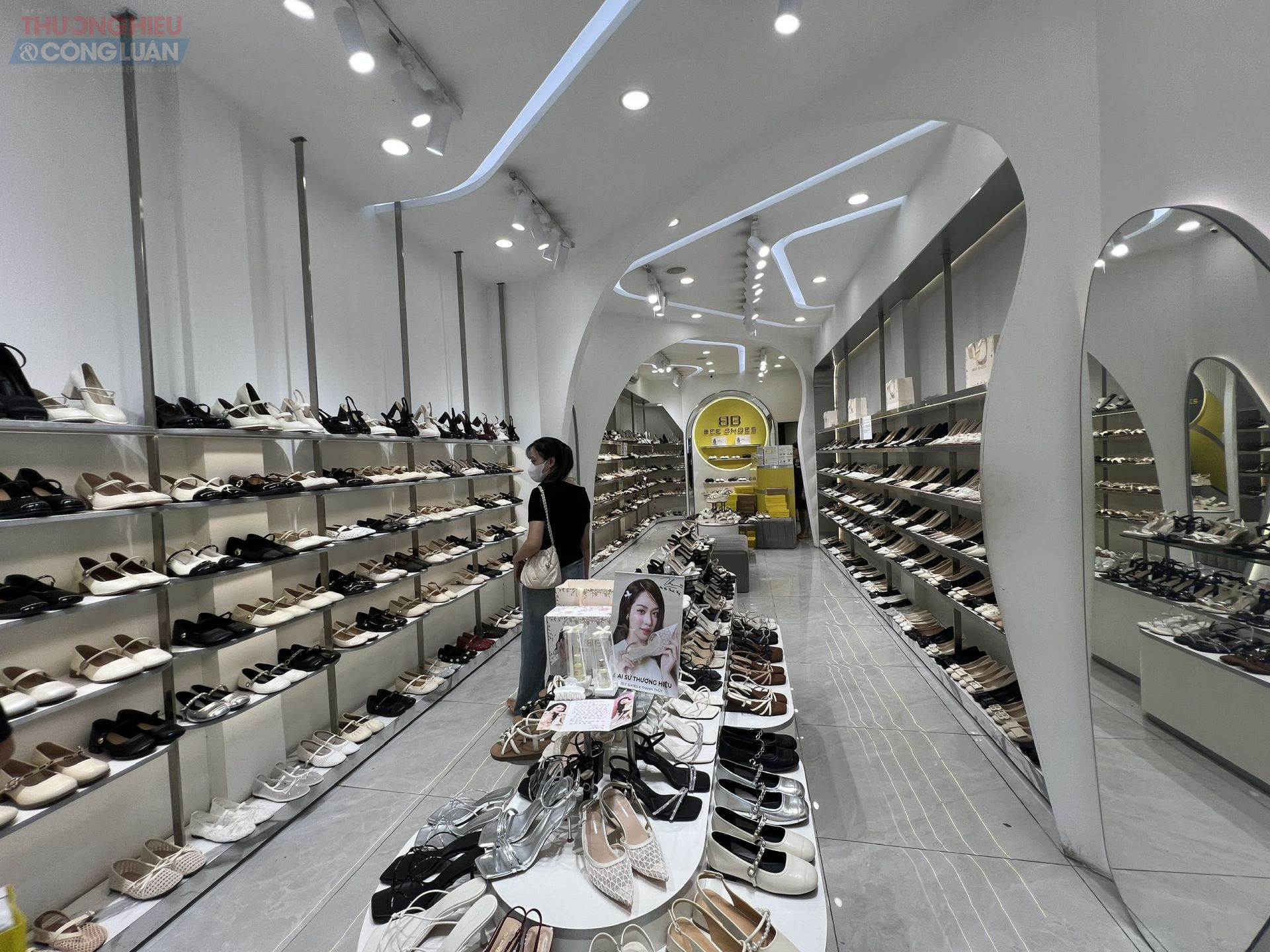 Bên trong cửa hàng Bee Shoes tại 235 Chùa Bộc, Hà Nội