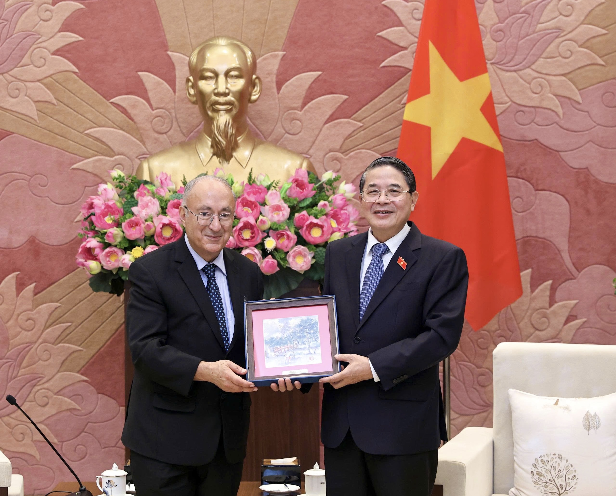 Ph&oacute; Chủ tịch Quốc hội Nguyễn Đức Hải trao qu&agrave; lưu niệm tặng TS. Kambiz Ghawami