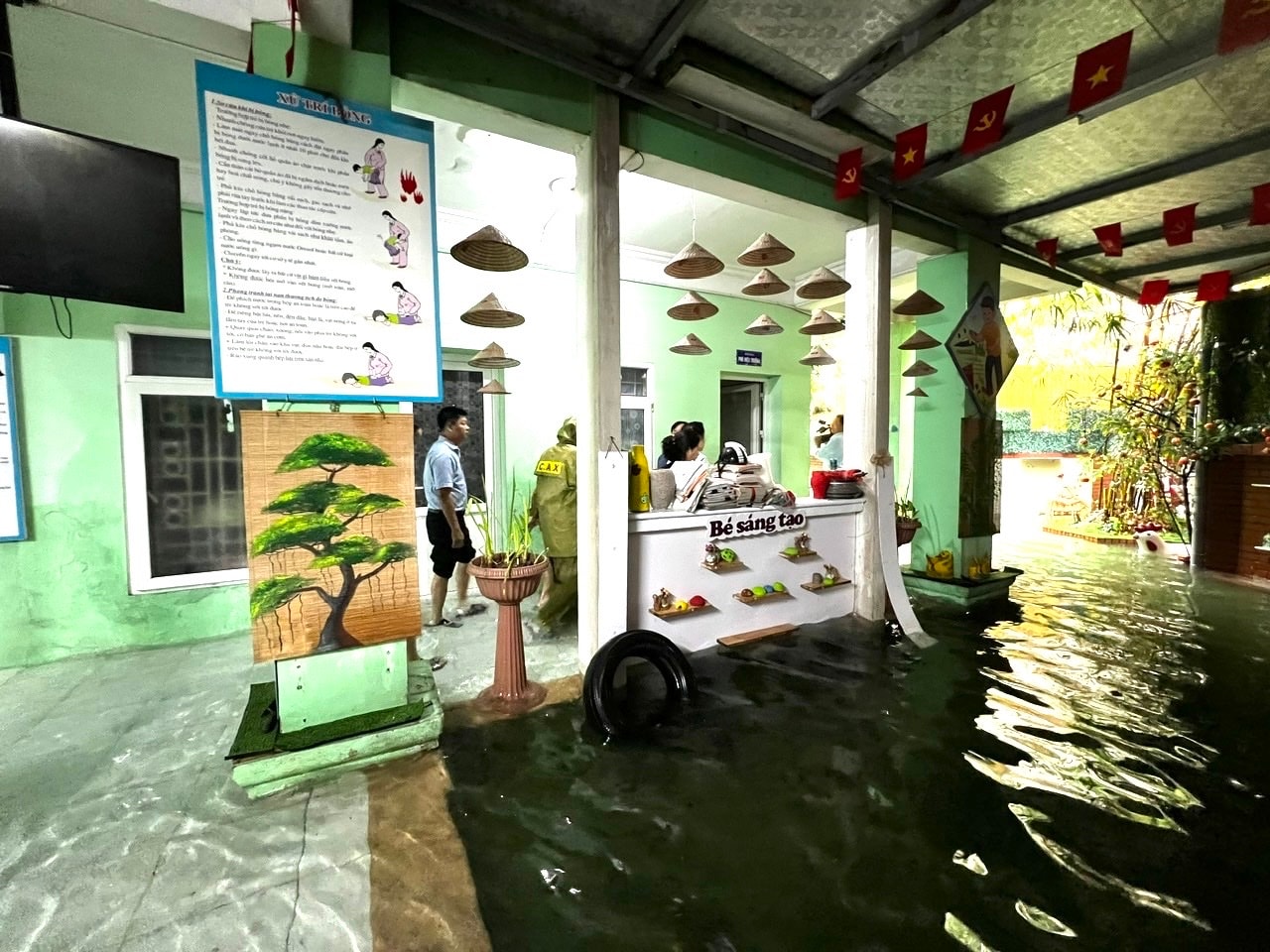 Hà Nội: Ghi nhận 30 trường học bị ngập nước sau hoàn lưu bão số 11