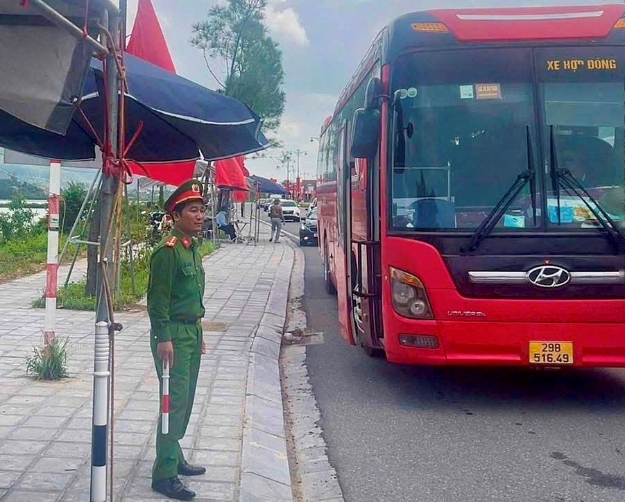 C&ocirc;ng an phường Trần Hưng Đạo tăng cường tuần tra, kiểm so&aacute;t tại c&aacute;c khu vực trọng điểm, bến b&atilde;i, tuyến đường ra v&agrave;o di t&iacute;ch