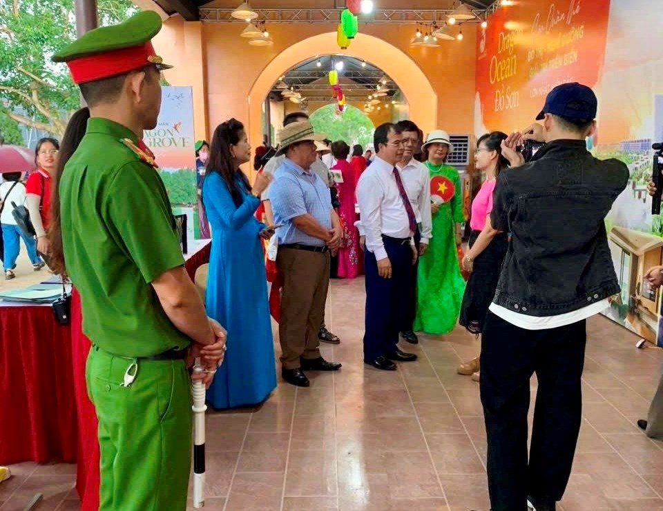 C&aacute;n bộ chiến sĩ C&ocirc;ng an phường bảo đảm ANTT lễ hội