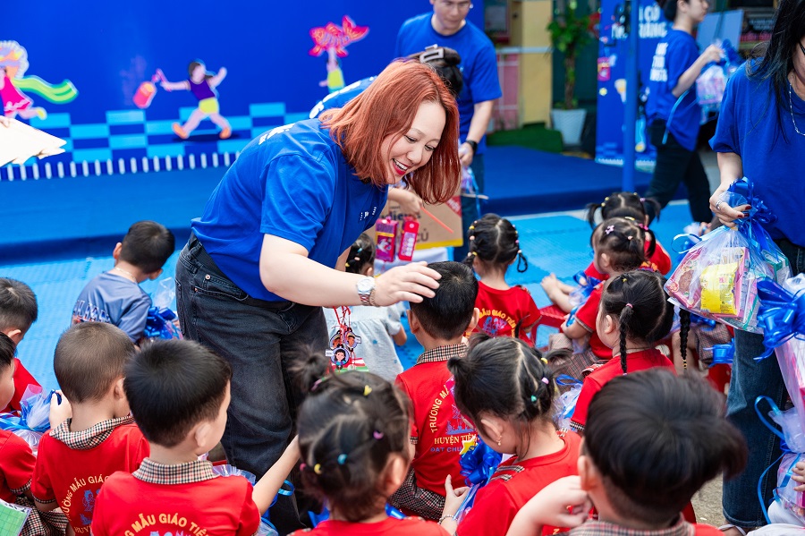 Chị Hằng chú Cuội, đèn lồng lung linh, tiếng trống lân náo nức, chiếc bánh trung thu ngọt ngào, hộp sữa mát lành, … tất cả tạo nên ký ức tuổi thơ khó quên. Nhưng món quà quý giá hơn cả chính là sự quan tâm, là vòng tay yêu thương và sự khích lệ để các em nuôi dưỡng những giấc mơ đẹp của mình.