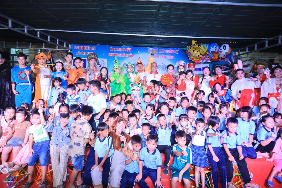 Hàng chục ngàn sản phẩm dinh dưỡng Vinamilk đã được gửi tặng cho thiếu nhi vùng biên tại xã Vĩnh Hưng, tỉnh Tây Ninh trong chương trình “Trung thu biên cương”, như những ngọn đèn nhỏ thắp sáng niềm vui và lòng tự hào của tuổi thơ.