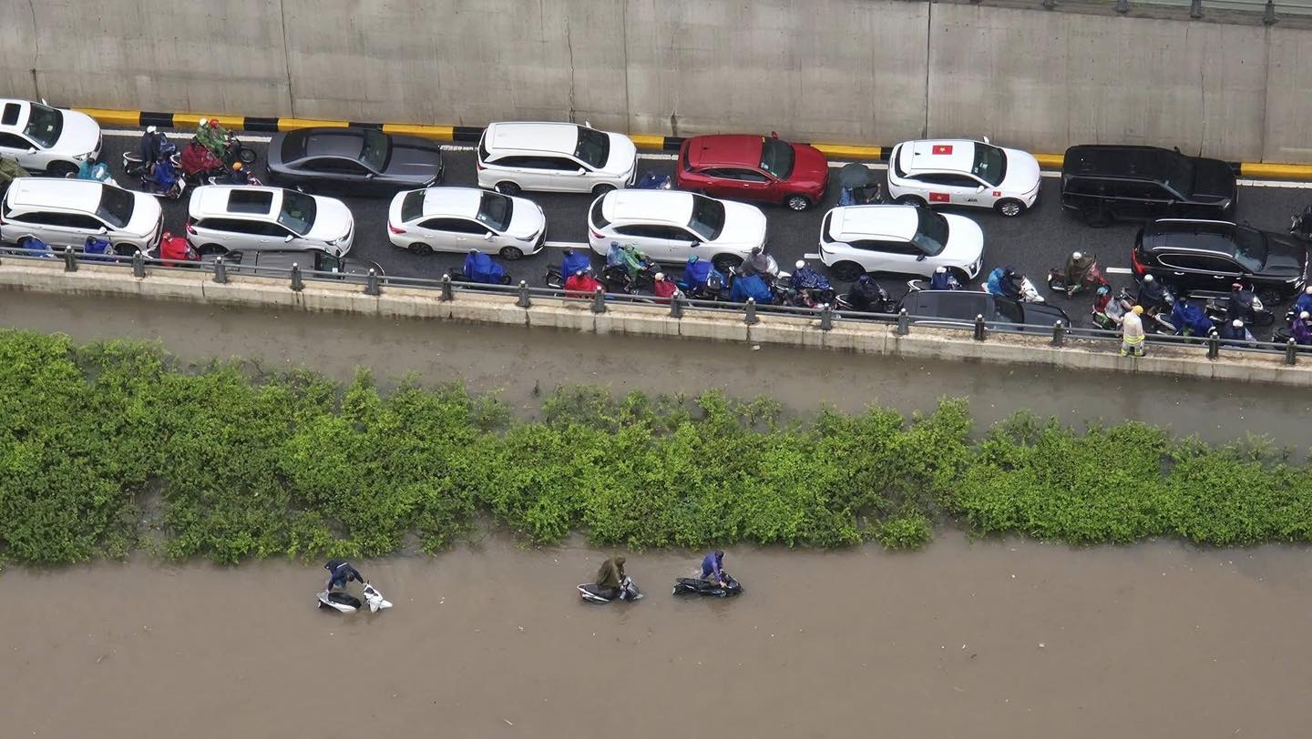 Hà Nội ngập sâu từ đêm do mưa lớn