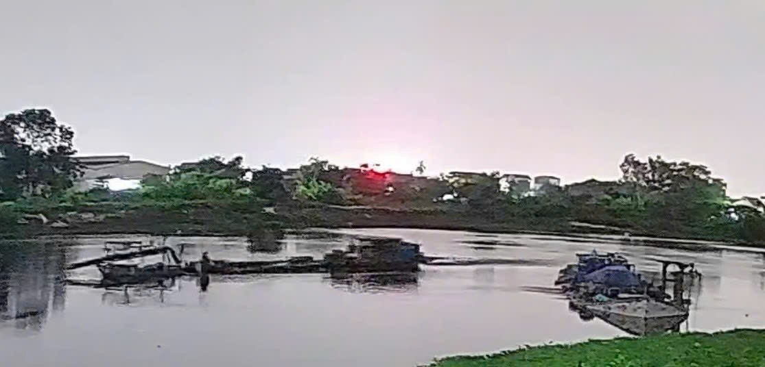 Công an Hải Phòng bắt giữ phương tiện khai thác cát trái phép trên sông Sặt