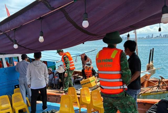 BĐBP kiểm tra một t&agrave;u c&aacute;