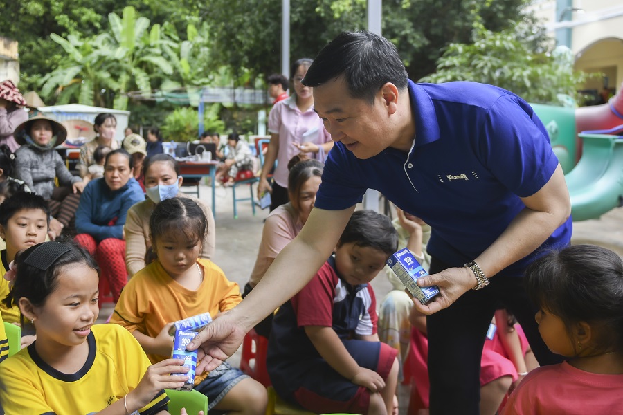Các em đón nhận những món quà dinh dưỡng tốt lành từ Vinamilk trong mùa trăng.