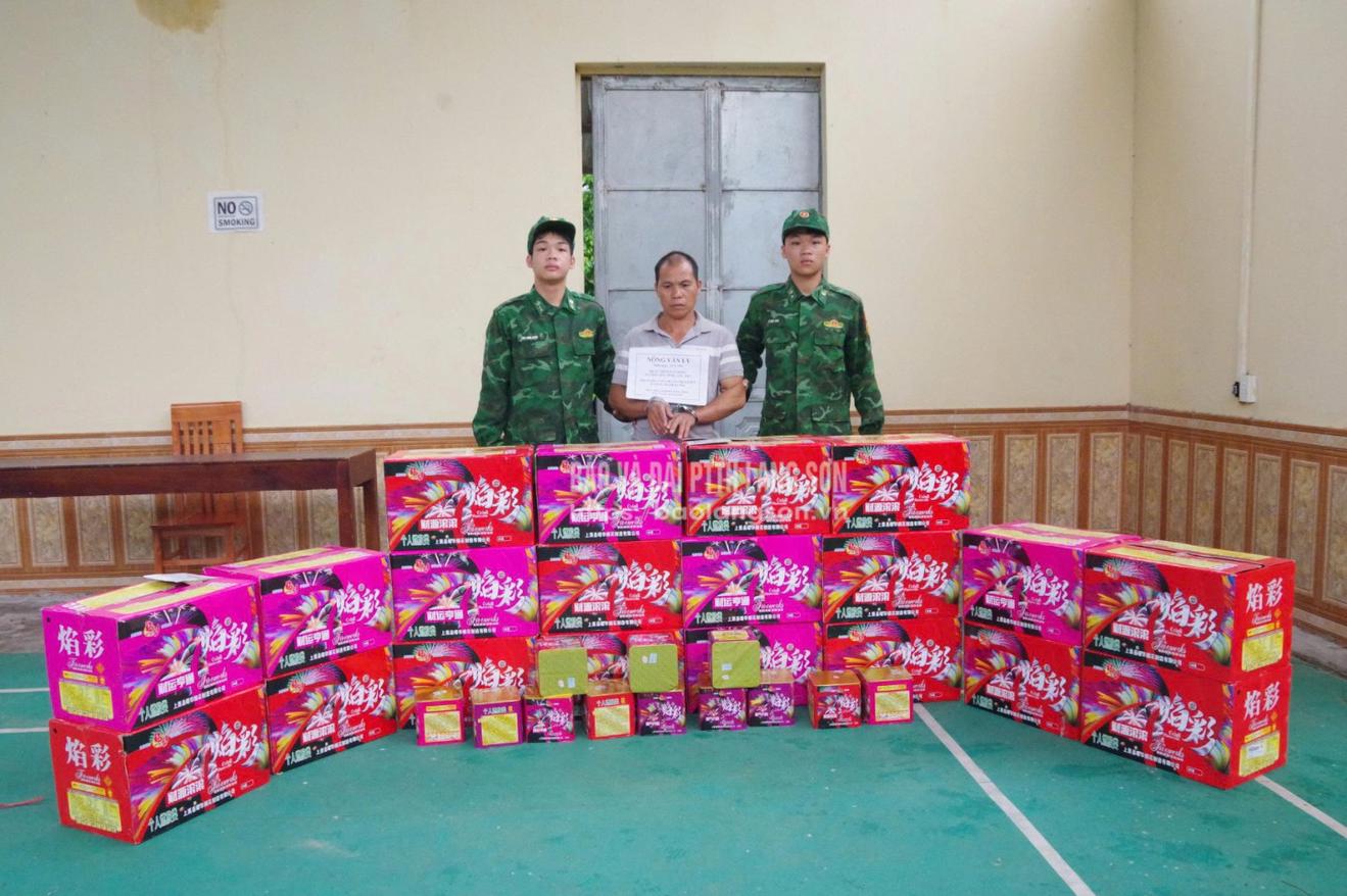 Đối tượng Nông Văn Lý và tang vật pháo nổ bị lực lượng chức năng bắt giữ. (Ảnh: Đối tượng Nông Văn Lý và tang vật pháo nổ bị lực lượng chức năng bắt giữ. (Ảnh: