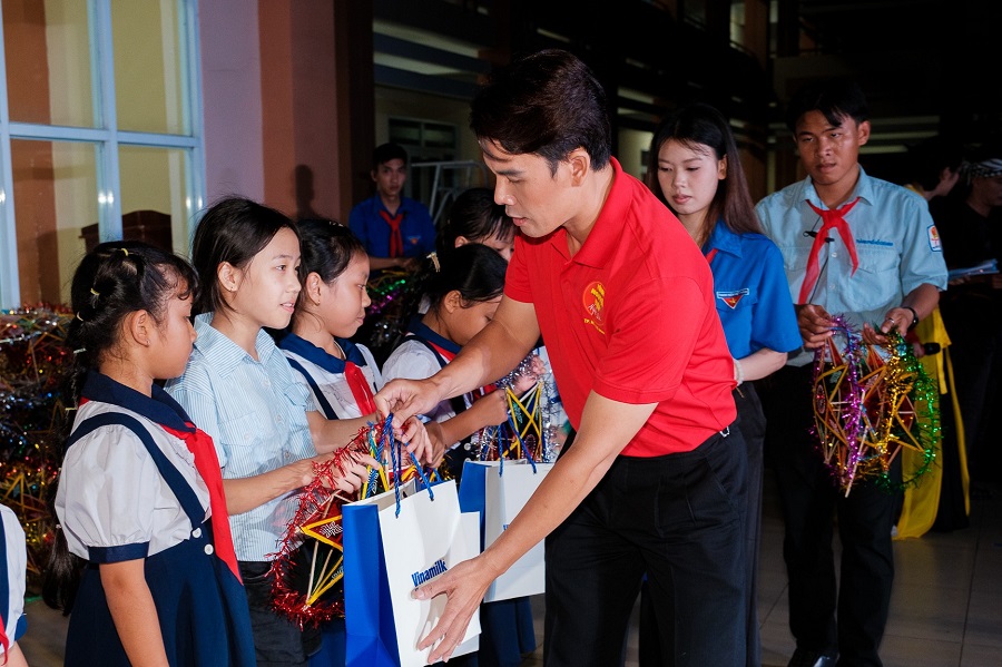 Tại chương trình “Ánh trăng hòa bình” ở xã Kim Long (TP. HCM), những món quà dinh dưỡng của Vinamilk được trao đến các em nhỏ với rất nhiều yêu thương.