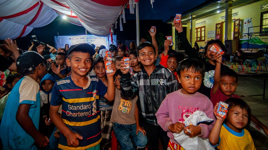Tại những bản làng heo hút ở Tây Nguyên, nơi cuộc sống còn thiếu thốn, những hộp sữa thơm lành của Vinamilk đã làm sáng lên niềm vui của các em nhỏ.