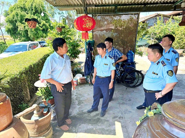 Các Đại biểu tham quan thực tế quy trình sản xuất, kinh doanh tại làng nghề. Ảnh: QLTTGL.