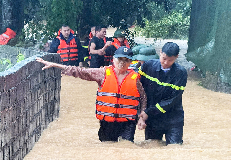 Lực lượng chức năng đưa được cả 5 người thoát nạn an toàn
