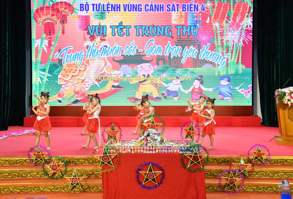 Ấm áp “Đêm hội trăng rằm” tại Bộ Tư lệnh Vùng Cảnh sát biển 4