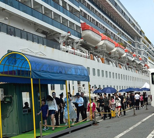 Du khách xuống tàu tham quan thành phố Đà Nẵng