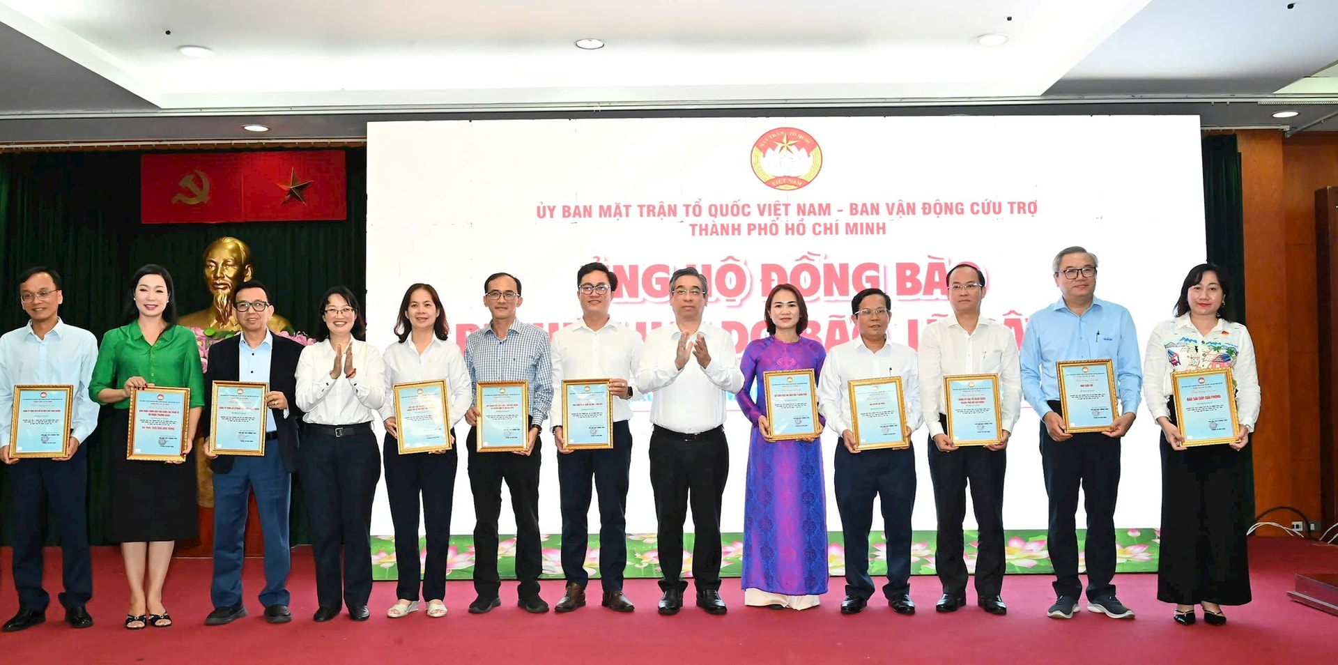 &Ocirc;ng Nguyễn Phước Lộc - Ph&oacute; B&iacute; thư Th&agrave;nh ủy, Chủ tịch Ủy ban MTTQ Việt Nam TP. HCM v&agrave; b&agrave; Trần Thị Diệu Th&uacute;y - Ph&oacute; Chủ tịch UBND TP.HCM cảm ơn c&aacute;c tổ chức, cơ quan, đơn vị v&agrave; cộng đồng doanh nghiệp đ&atilde; ủng hộ đồng b&agrave;o bị thiệt hại bởi b&atilde;o lũ.