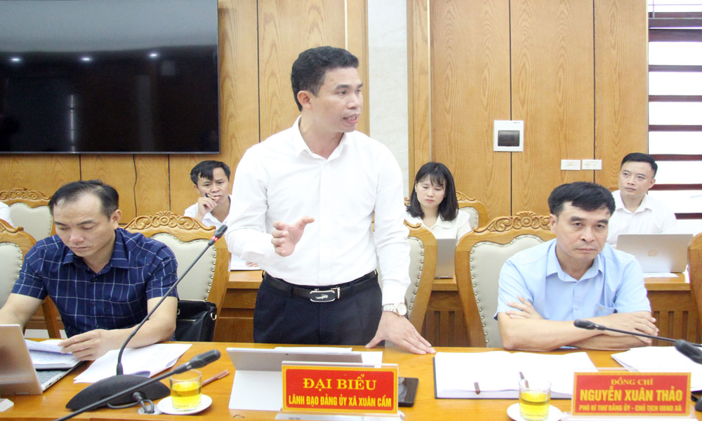 Đồng chí Hoàng Công Bộ, Bí thư Đảng ủy, Chủ tịch HĐND xã Xuân Cẩm trao đổi tại buổi làm việc.