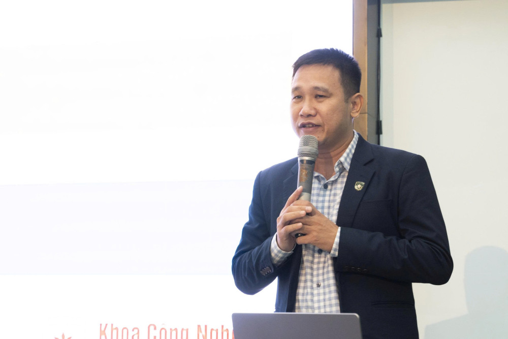 Buổi tập huấn được dẫn dắt bởi TS. Cao Tiến Dũng – Trưởng khoa Công nghệ Thông tin, Trường Đại học Tân Tạo