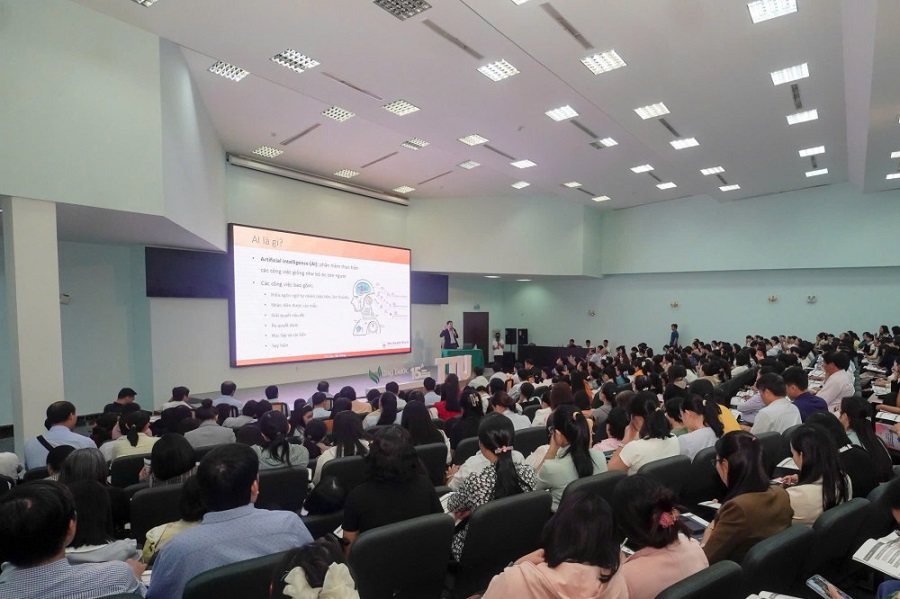 Buổi tập huấn “Ứng dụng trí tuệ nhân tạo (AI) vào giảng dạy” vào ngày 21/09/2025 tại hội trường Levy, Trường Đại học Tân Tạo
