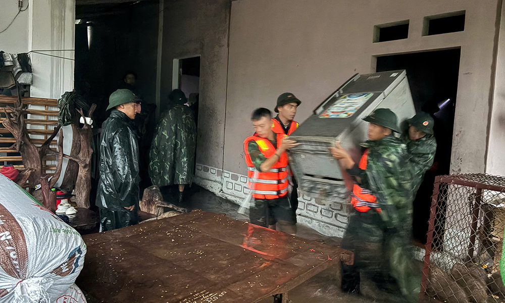 Cán bộ, chiến sĩ Lữ đoàn 409 và Bộ Chỉ huy quân sự tỉnh giúp Nhân dân xã Xuân Lương di chuyển người và tài sản.