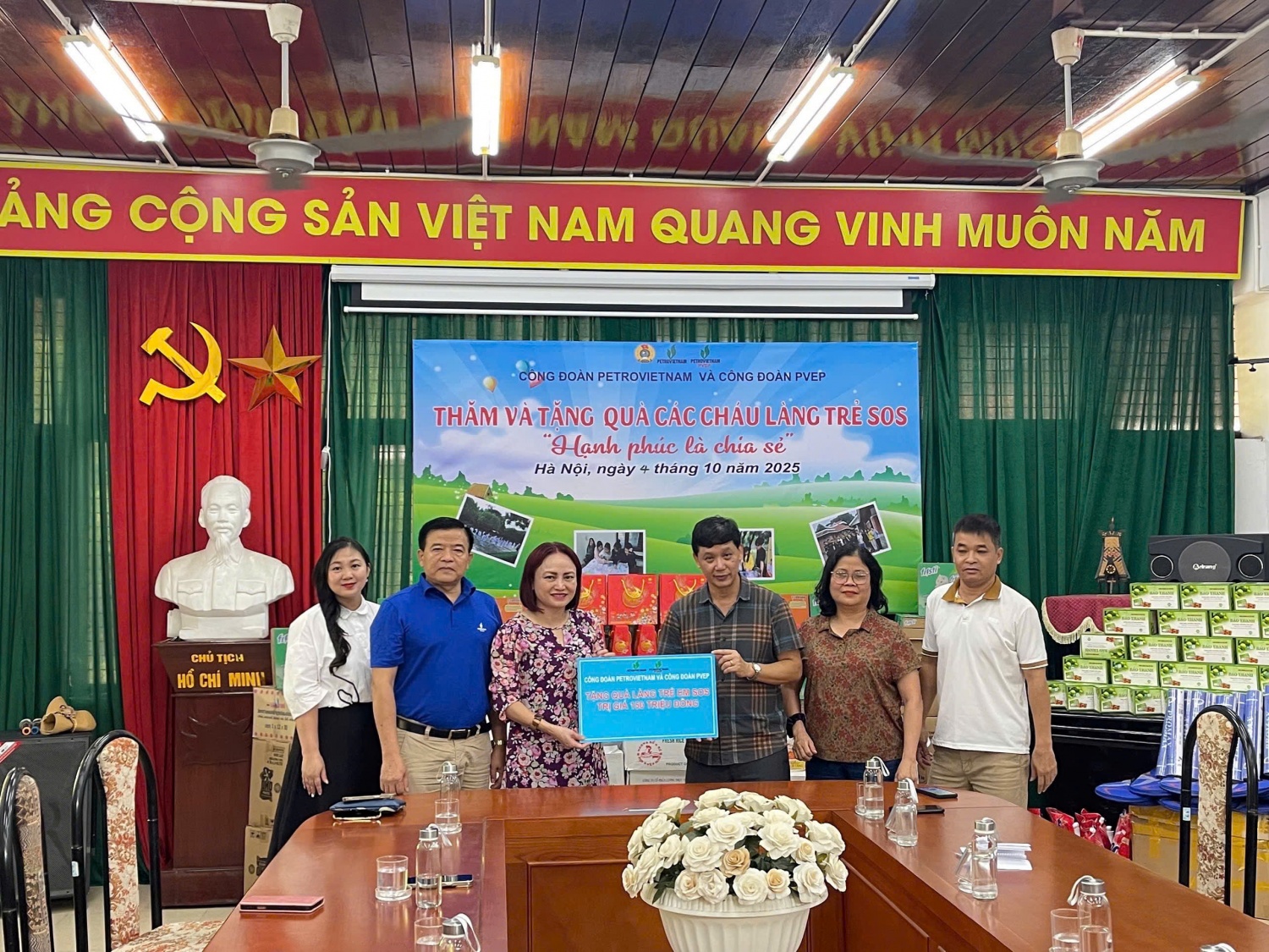 Công đoàn Petrovietnam và PVEP trao 150 triệu đồng cho đại diện Làng trẻ SOS