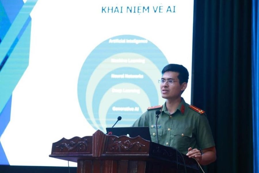 Thượng úy Phạm Minh Hiếu truyền đạt những nội dung cơ bản về AI.