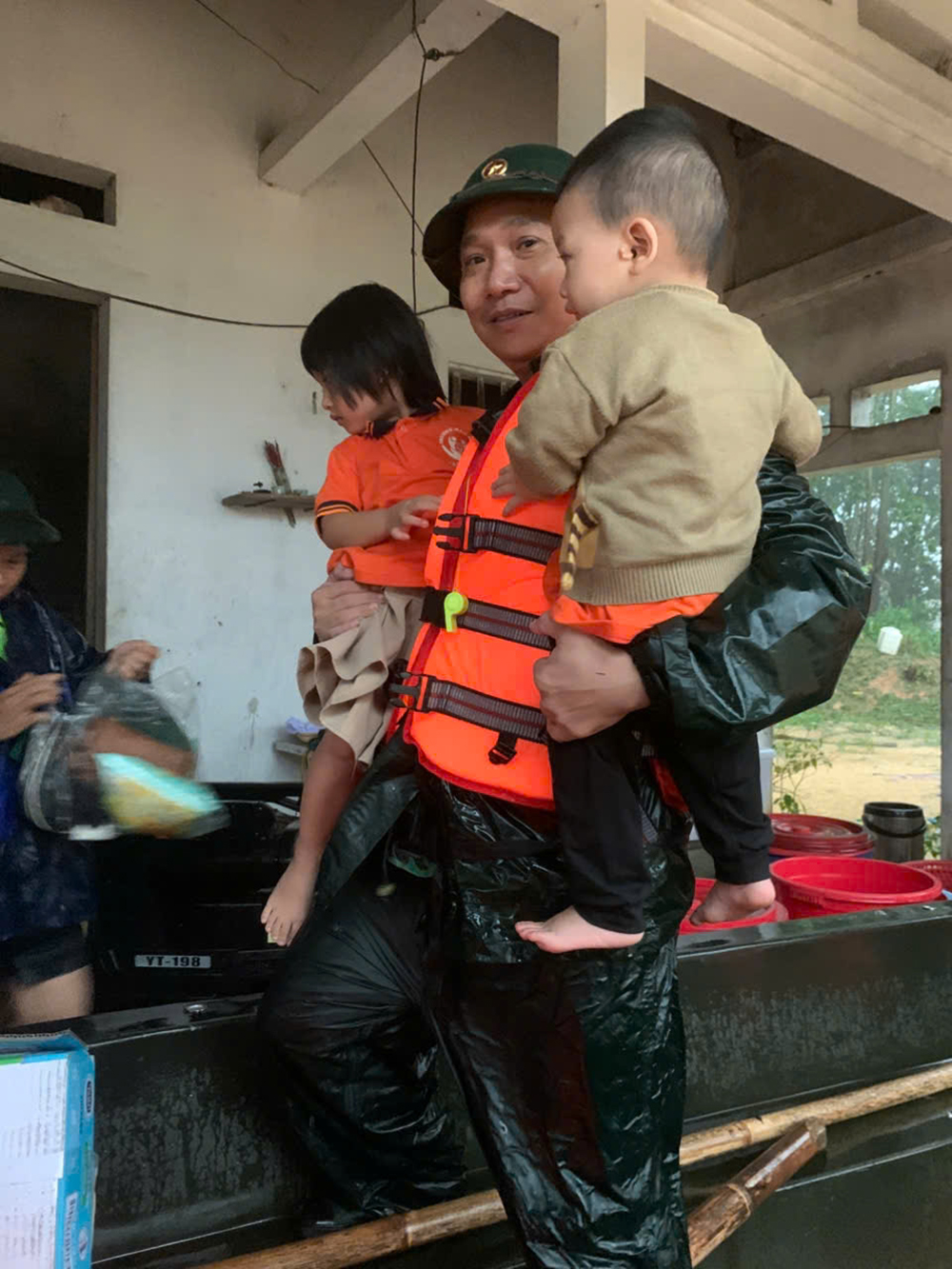 Cán bộ, chiến sĩ Lữ đoàn 409 và Bộ Chỉ huy quân sự tỉnh giúp Nhân dân di chuyển người và tài sản.