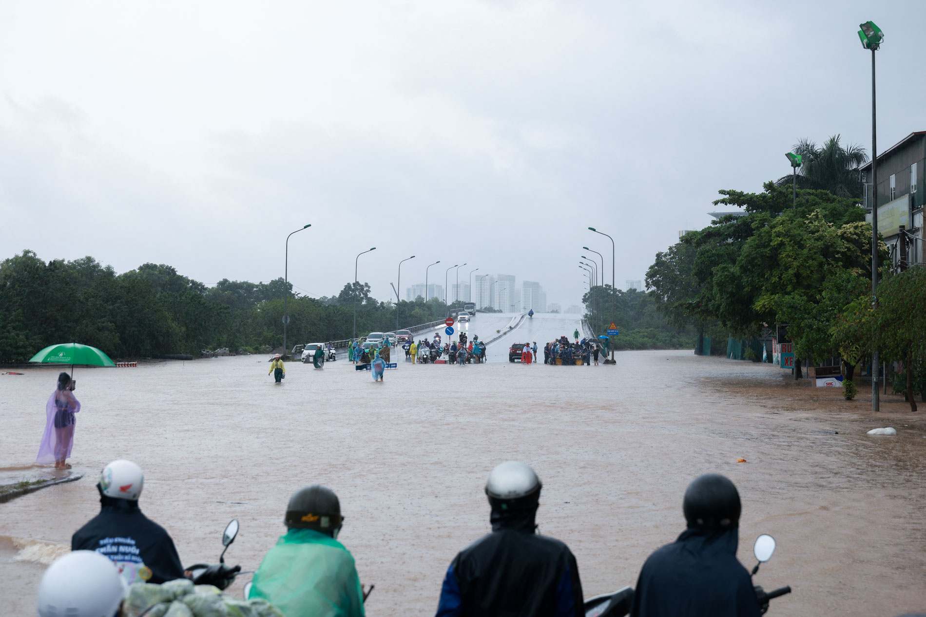 Do ảnh hưởng của mưa lớn kéo dài, đoạn đường QL70 từ cầu Ngà hướng lên cầu vượt Tây Mỗ bị ngập sâu, giao thông bị tê liệt. Do ảnh hưởng của mưa lớn kéo dài, đoạn đường QL70 từ cầu Ngà hướng lên cầu vượt Tây Mỗ bị ngập sâu, giao thông bị tê liệt.