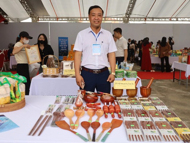 bộ sản phẩm đồ dùng nhà bếp theo công nghệ sơn ta organic của Hợp tác xã sản xuất kinh doanh thương mại đũa gỗ Quảng Thủy (xã Nam Ba Đồn).