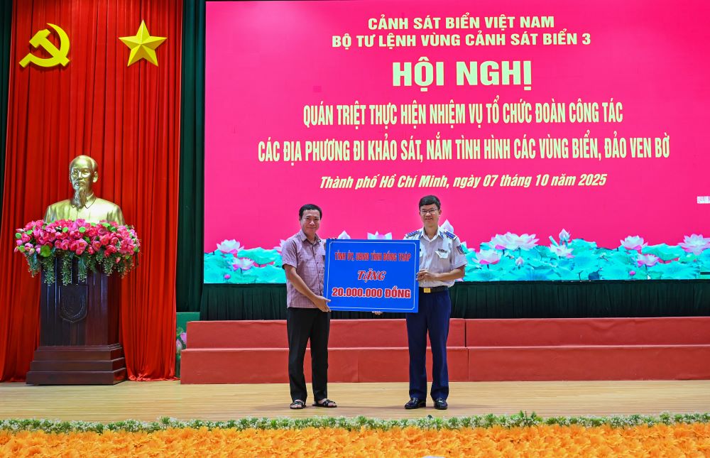 Tỉnh Ủy Đồng Tháp tặng quà Đoàn công tác