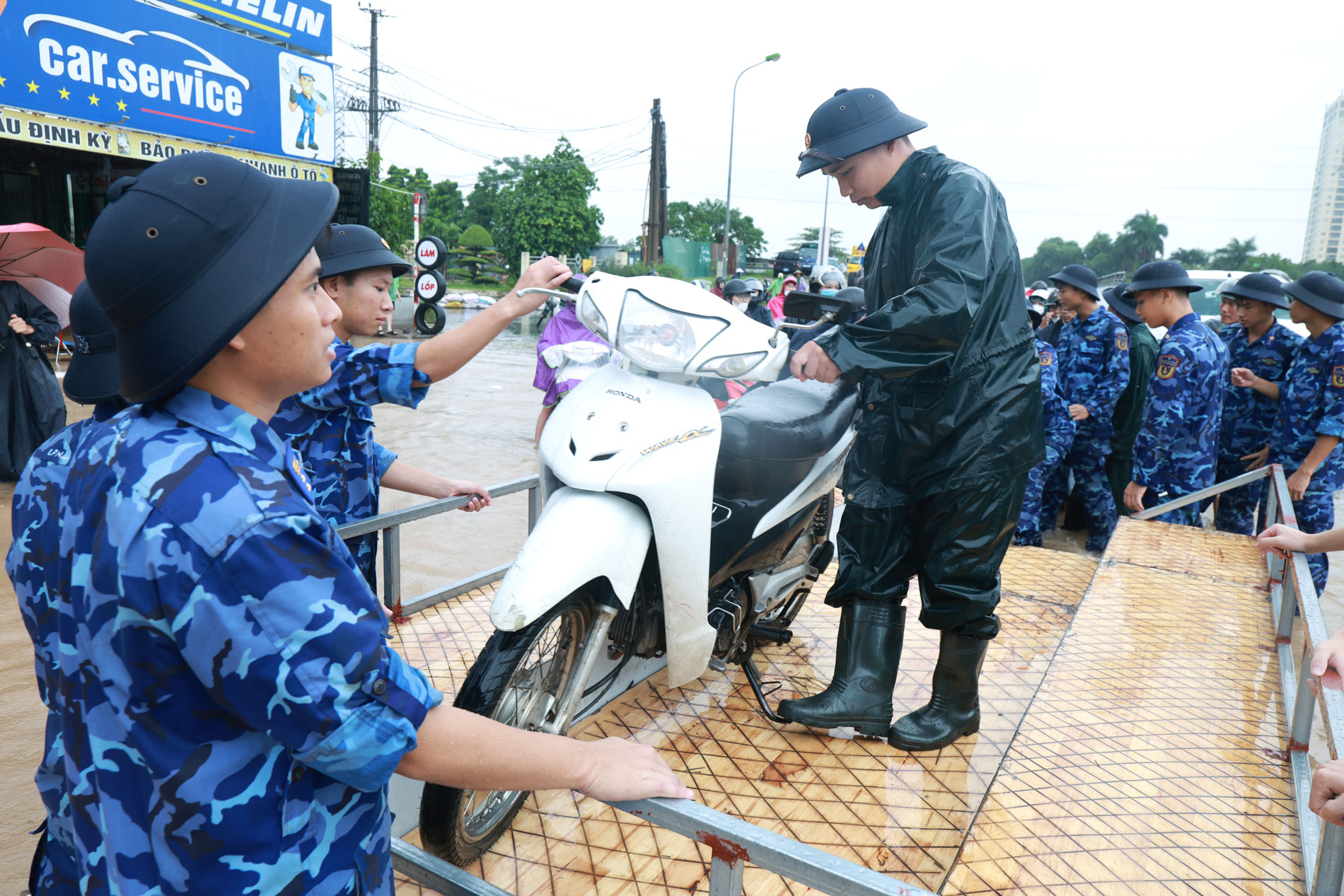Dù thấm mệt nhưng các chiến sĩ vẫn chỉn chu khi đưa từng phương tiện qua điểm ngập úng. Dù thấm mệt nhưng các chiến sĩ vẫn chỉn chu khi đưa từng phương tiện qua điểm ngập úng.
