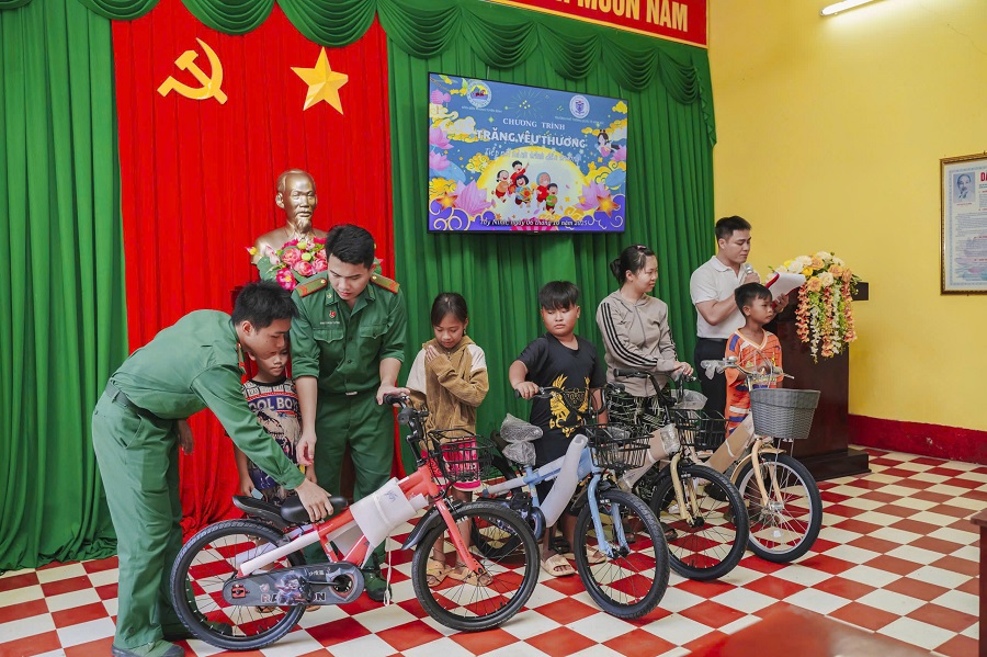 Trao tặng 20 chiếc xe đạp cho các Em học sinh có hoàn cảnh khó khăn