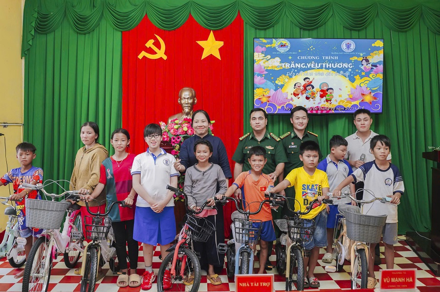 Ấm áp Trung thu nơi biên giới Tuyên Bình